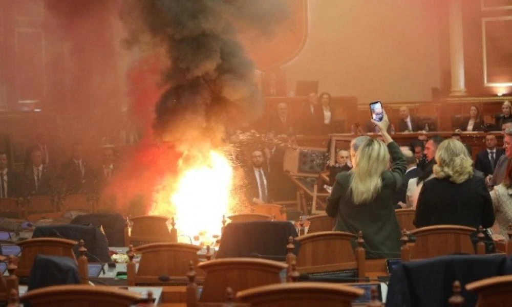 Χάος στην Αλβανία: Άναψαν καπνογόνα και φωτιά εντός του Κοινοβουλίου αντιδρώντας στον προϋπολογισμό